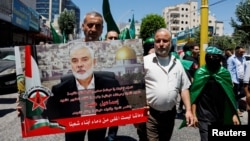 Aksi protes warga Palestina di Hebron di Tepi Barat yang diduduki Israel, pasca pembunuhan pemimpin Hamas Ismail Haniyeh di Iran, 31 Juli 2024. (Mussa Qawasma/REUTERS)