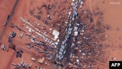 Ova satelitska fotografija snimljena 28. aprila 2023. i koju je objavio Maxar Technologies, prikazuje glavni prelaz na sudanskoj granici Argeen s Egiptom, dok autobusi čekaju u redu za evakuaciju putnika u Egipat
