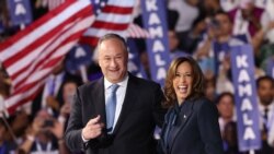 Kandida Prezidansyel Pati Demokrat la, Vis Prezidan Kamala Harris selebre ak mari li, dezyem gentleman Doug Emhoff apre diskou akseptasyon li nan kloti konvansyon nasyonal pati Demokrat la nan Chicago, 22 Out, 2024. 