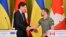 Presiden Ukraina Volodymyr Zelenskyy dan Perdana Menteri Kanada Justin Trudeau berjabat tangan saat konferensi pers setelah pembicaraan mereka di Kyiv, 10 Juni 2023. (Foto: AFP)