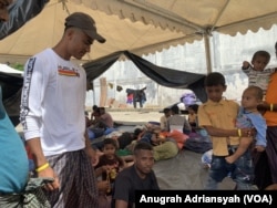 Seratus tiga puluh sembilan pengungsi minoritas Muslim-Rohingya yang tiba di Pulau Sabang awal bulan lalu semakin memprihatinkan. (VOA/Anugrah Adriansyah)