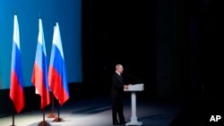 Presiden Rusia Vladimir Putin menyampaikan pidatonya sebelum konser memperingati Hari Kosmonautika di State Kremlin Palace di Moskow, Rusia, Rabu, 12 April 2023. (Sergei Karpukhin, Sputnik, Kremlin Pool Photo via AP)