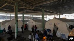 Para pengungsi Suriah menghangatkan diri di perapian dan tinggal di penampungan sementara pasca gempa di Gaziantep, Turki selatan (foto: dok). 
