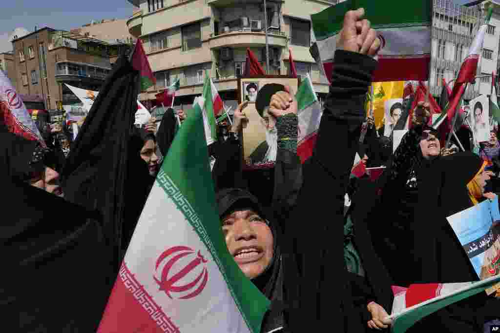 Jamaah Iran meneriakkan slogan-slogan dalam unjuk rasa anti-Israel setelah salat Jumat di Teheran, Iran. (AP)&nbsp;