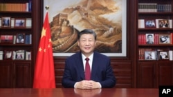 中共官媒新华社发布照片显示，中国领导人习近平在北京发表新年贺词。（2023年12月31日）