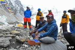 Kami Rita Sherpa melakukan ritual setelah wawancara dengan AFP di base camp Everest di Gunung Everest. (Foto: AFP)