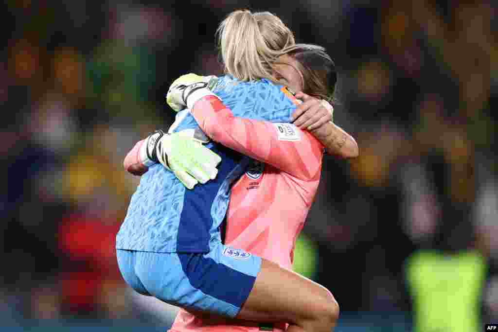 Umuzamu w&#39;Ubwongereza Mary Earps ahoberana na myugariro we Millie Bright&nbsp;