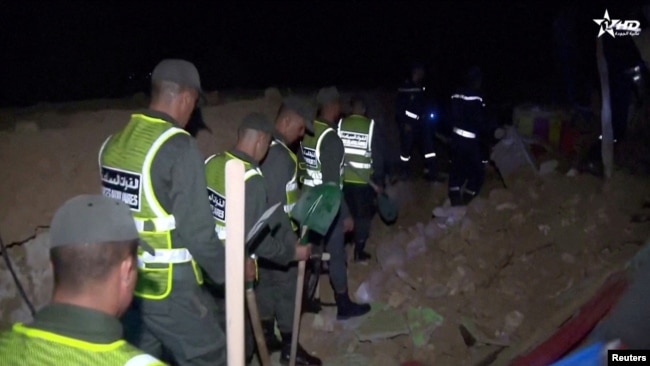 Los primeros equipos de emergencia caminaron entre los escombros tras el fuerte terremoto en la zona de Chichaoua, en Marruecos.