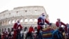 Sejumlah warga berdandan menjadi sinterklas dan bersepeda keliling Roma untuk menggalang dana untuk kegiatan amal pada 17 Desember 2023. (Foto: Reuters/Guglielmo Mangiapane)