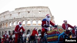 Sejumlah warga berdandan menjadi sinterklas dan bersepeda keliling Roma untuk menggalang dana untuk kegiatan amal pada 17 Desember 2023. (Foto: Reuters/Guglielmo Mangiapane)