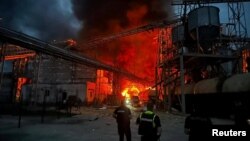 지난 8월 러시아군 공습으로 파괴된 우크라이나 폴타바의 공장 화재 현장을 관계자들이 바라보고 있다. (자료사진)