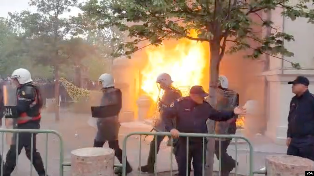 Lëndë shpërthyese mbi bashkinë e Tiranës gjatë protestës, ku kërkohet dorëheqja e kryebashkiakut Erjon Veliaj
