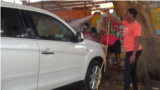 Housseinatou Diallo dans son "car wash" à Conakry, le 9 mars 2023. (VOA/zakaria camara)