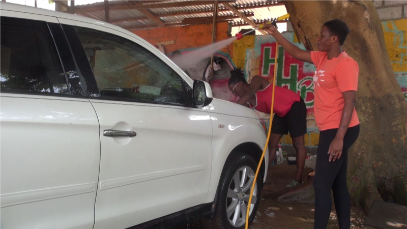 À Conakry, une station de lavage de voitures pas comme les autres