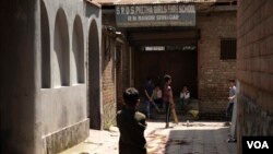 Local children play cricket outside the abandoned Rupa Devi Sharda Peeth school in Srinigar, Indian-administered Kashmir. (Wasim Nabi/VOA)