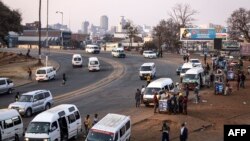 "Les routes ne sont pas bonnes, les écoles ne sont pas bonnes, notre économie n'est pas bonne, nous attendons que tout cela change", confie un Zimbabwéen.