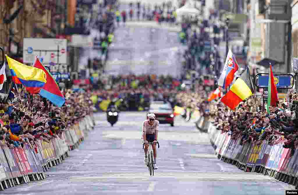 Netherlands&#39; Mathieu van der Poel celebrates as he crosses the finish line to win the men&#39;s elite road race during the UCI World Championships 2023 in Glasgow, Scotland, Britain.