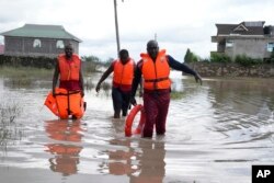 Wafanyakazi wa Shirika la Msalaba Mwekundu na watu waliojitolea wakitafuta watu waliopotea na kufanya shughuli za uokoaji katika nyumba ambazo zilizama katika maji kaunti ya Machakos, Kenya, Aprili 22, 2024.