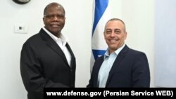 رونالد مولتری، معاون وزیر دفاع آمریکا در امور اطلاعاتی و امنیتی (سمت چپ) و درور شالوم، مدیر سیاسی نظامی وزارت دفاع اسرائیل (سمت راست)