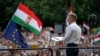 匈牙利总理欧尔班的挑战者彼得·马格雅在匈牙利德布勒森市集会上讲话。（2024年5月5日）