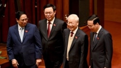 (Từ trái qua) Thủ tướng Phạm Minh Chính, Chủ tịch Quốc hội Vương Đình Huệ, Tổng bí thư Nguyễn Phú Trọng và Chủ tịch nước Võ Văn Thưởng đến dự một phiên họp bất thường của Quốc hội tại Hà Nội hôm 15/1/2024.