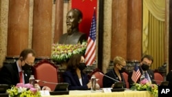 Phó Tổng thống Mỹ Kamala Harris (thứ 2 từ trái) tại một cuộc họp song phương với người đồng cấp Việt Nam tại Phủ Chủ tịch ở Hà Nội hôm 25/8/2021. Chuyến thăm của bà Harris đã bị hoãn vài tiếng vì sự cố sức khỏe bất thường được báo cáo ở Hà Nội lúc đó đối với các quan chức Mỹ.