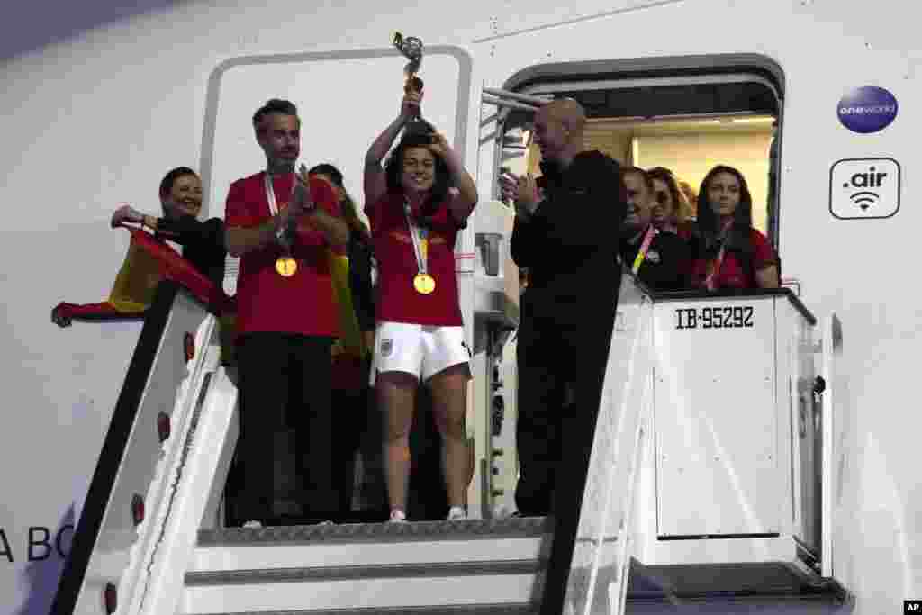 Al llegar&nbsp;al aeropuerto internacional de Barajas en Madrid, el lunes, la jugadora Ivana Andrés levantó el trofeo junto a otras integrantes del equipo.