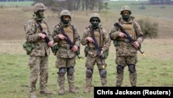2023年2月20日乌克兰新兵在英国威尔特郡接受训练