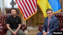 Ketua DPR AS Mike Johnson (kanan) bertemu dengan Presiden Ukraina Volodymyr Zelenskyy di sela KTT NATO di Gedung Capitol, Washington, pada 10 Juli 2024. (Foto: Reuters/Kevin Mohatt)