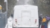 FILE - Pencari suaka menaiki bus setelah menyeberang ke Kanada dari AS di Champlain, New York, AS, 28 Februari 2023. (REUTERS/Christinne Muschi)