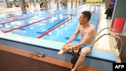 Un atleta descansa durante un evento de natación durante la ronda clasificatoria de los Juegos Invictus de Ucrania, en la ciudad de Lviv, en el oeste de Ucrania, el 30 de abril de 2023.