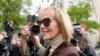 E. Jean Carroll, penulis yang menuduh Donald Trump memerkosanya di sebuah toko pada 1996, tiba di Pengadilan Federal Manhattan, 9 Mei 2023. (Foto: John Minchillo/AP Photo)