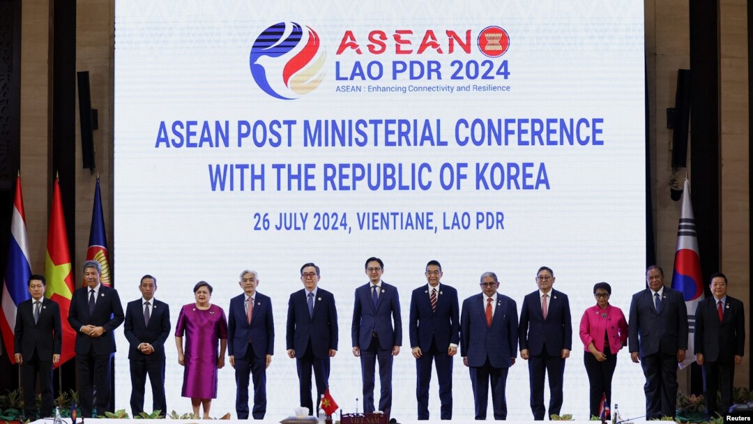 出席东盟外长会议的各国外交部长们手拉着手合影。