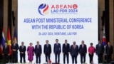 26일 국제회의 등에 참석하기 위해 모인 미국과 한국, 중국과 러시아 외 아세안(ASEAN·동남아시아국가연합) 10개 국가의 참석자들이 라오스 비엔티안 국립 컨벤션 센터에서 기념촬영을 갖고 있다.