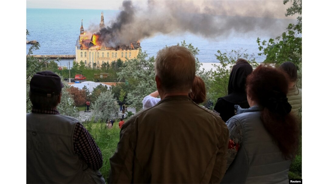 Orang-orang melihat gedung lembaga pendidikan yang terbakar pasca serangan rudal Rusia, di tengah serangan Rusia ke Ukraina, di Odesa, Ukraina, 29 April 2024. (Foto: REUTERS/Sergey Smolentsev)