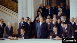 Richard Nixon y su homólogo ruso Leonid Brézhnev firman en 1972 el primer acuerdo sobre armas nucleares. [Foto: Cortesía de la Casa Blanca]