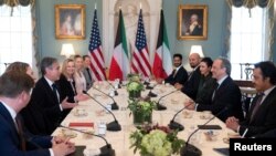 토니 블링컨(왼쪽 세번째) 미 국무장관과 셰이크 살렘 알사바(오른쪽 두번째) 쿠웨이트 외무장관이 11일 워싱턴 D.C. 시내 국무부 청사에서 회담하고 있다. 