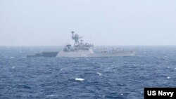 Kapal fregat kelas Blackwood "INS Kirpan" milik Angkatan Laut India transit di Teluk Benggala (foto: dok). India akan memberikan kapal perang jenis ini kepada Vietnam. 