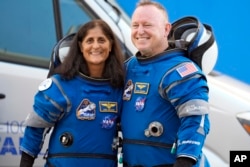 Astronaut NASA Suni Williams dan Butch Wilmore berdiri bersama untuk berfoto dalam perjalanan menuju landasan peluncuran di Kompleks Peluncuran Luar Angkasa 41 pada 5 Juni 2024. (Foto: AP)