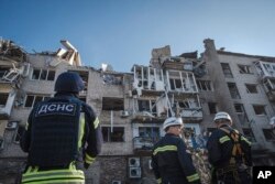 En esta foto proporcionada por el Servicio de Emergencia de Ucrania, los rescatistas trabajan en la escena de un edificio dañado después de los ataques con misiles rusos en Pokrovsk, región de Donetsk, el 8 de agosto de 2023. (Servicio de Emergencia de Ucrania vía AP Photo)