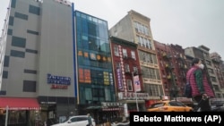资料照片：2023年4月17日，纽约唐人街一栋六层高的玻璃门脸建筑（中）被认为是中国的海外警察站所在地。（美联社照片）