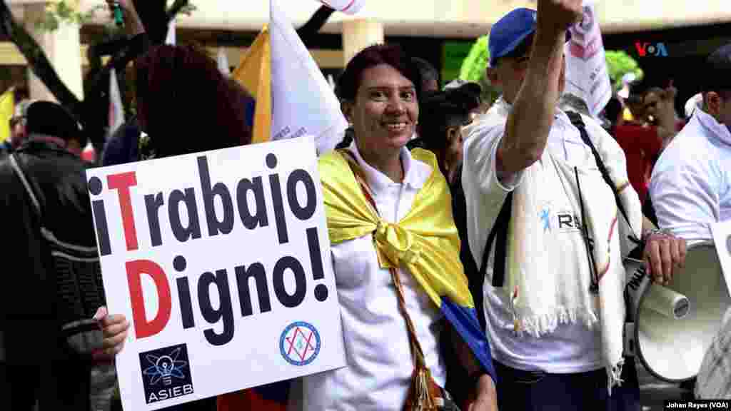 Los trabajadores con pancartas y mensajes alusivos al primero de mayo.