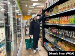 Halim Khoiri saat berbelanja di supermarket Halal Depot di negara bagian Virginia (dok: VOA)