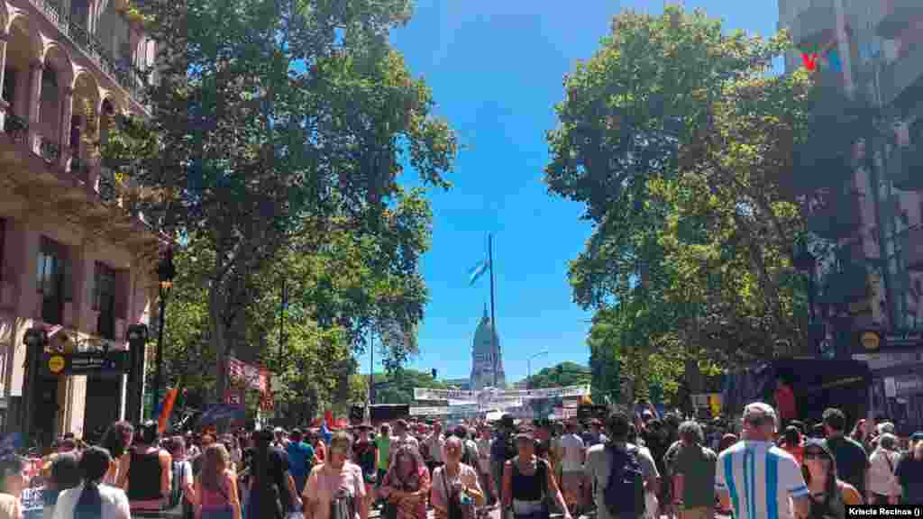 Cientos de personas caminan por la Avenida de Mayo, en Buenos Aires, al finalizar la convocatoria de los líderes gremiales. 