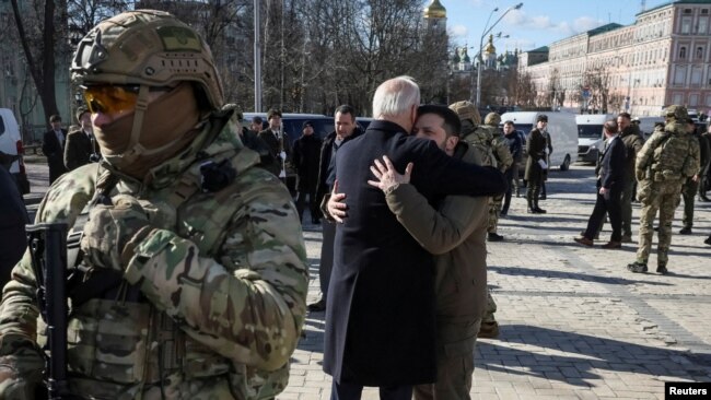 Los presidentes de EEUU, Joe Biden, y de Ucrania, Volodymyr Zelenskiy, se abrazan durante la visita sorpresa de Biden a Kiev, en medio de un fuerte dispositivo de seguridad, el 20 de febrero de 2023.