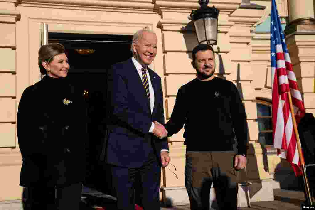 El presidente de EEUU, Joe Biden, posa junto al presidente ucraniano Volodymyr Zelenskyy y su esposa Olena Zelenska en el Palacio Mariynskiy, durante una visita no anunciada a Kiev el 20 de febrero. La visita ocurre a pocos días del primer aniversario de la invasión rusa a Ucrania.