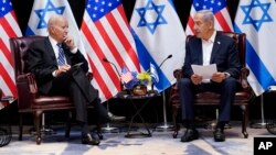 Presiden Joe Biden dan Perdana Menteri Israel Benjamin Netanyahu berpartisipasi dalam pertemuan bilateral yang diperluas dengan pejabat pemerintah Israel dan AS, Rabu, 18 Oktober 2023, di Tel Aviv. (Foto: AP/Evan Vucci)