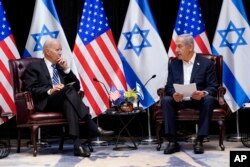 Presiden Joe Biden dan Perdana Menteri Israel Benjamin Netanyahu berpartisipasi dalam pertemuan bilateral yang diperluas dengan pejabat pemerintah Israel dan AS, Rabu, 18 Oktober 2023, di Tel Aviv. (Foto: AP)