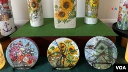 Posa vasos decorativos realizados con objetos reciclados.