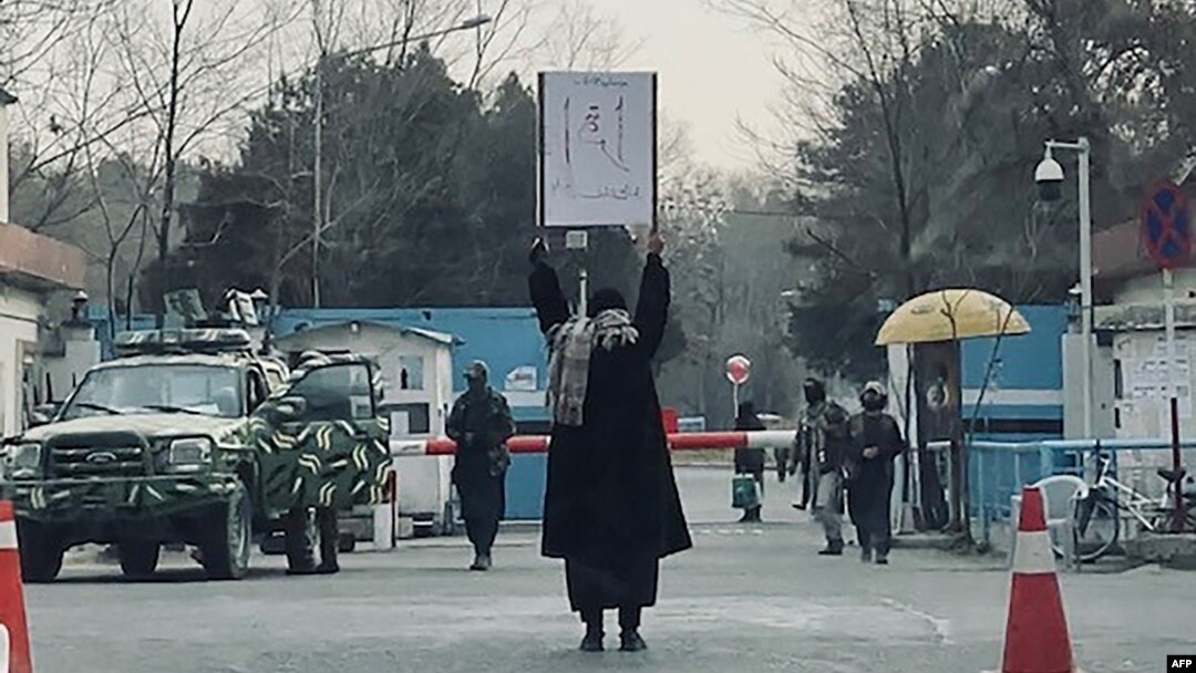 بېنېټ په خپل رپورټ کې په افغانستان کې د غلا او د جنسي فعل په شان په مبنیه جرمونو د ښځو، سړو او ماشومانو په عامو ځایونو کې په درو د وهل کېدو ذکر وکړو